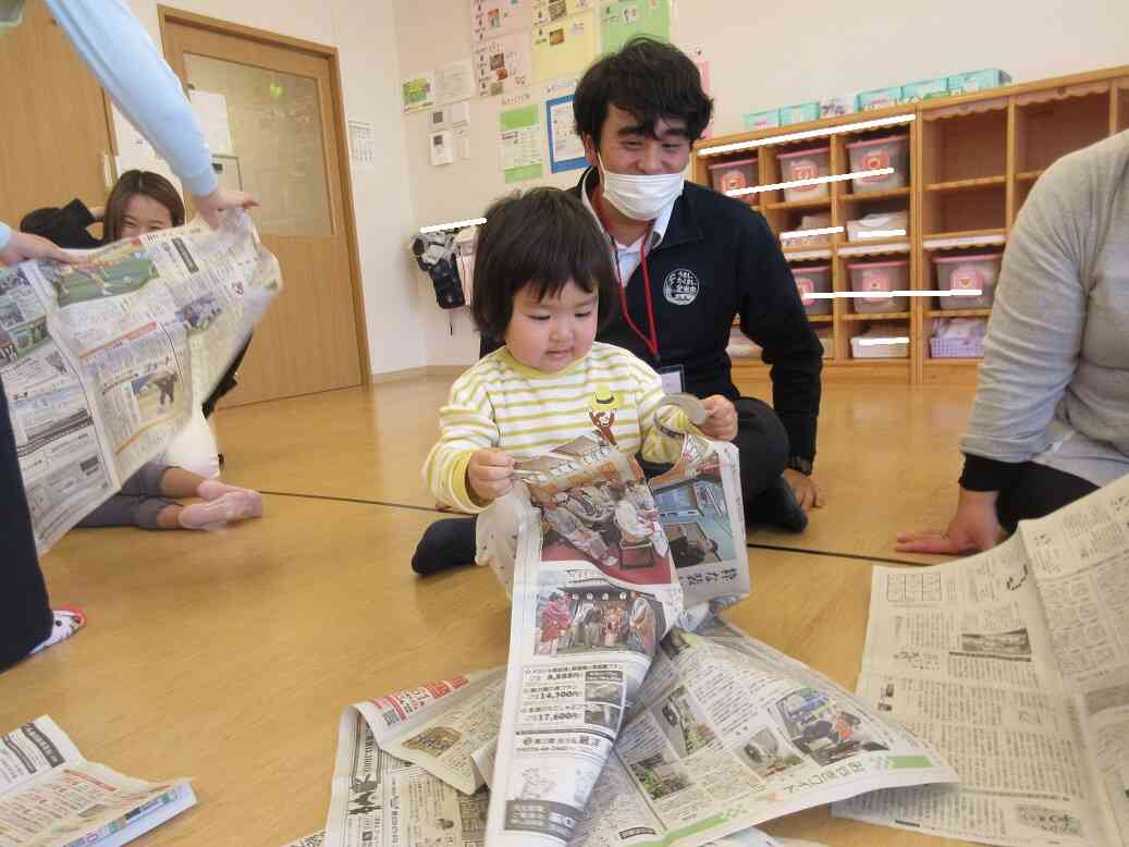 新聞紙で遊んだよ♪