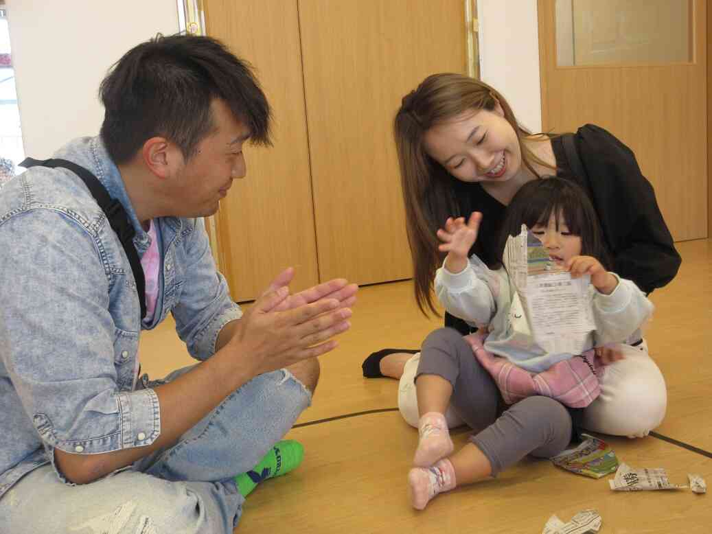 ビリビリ～とおもいっきり破いたお友だちにお家の人も拍手♪