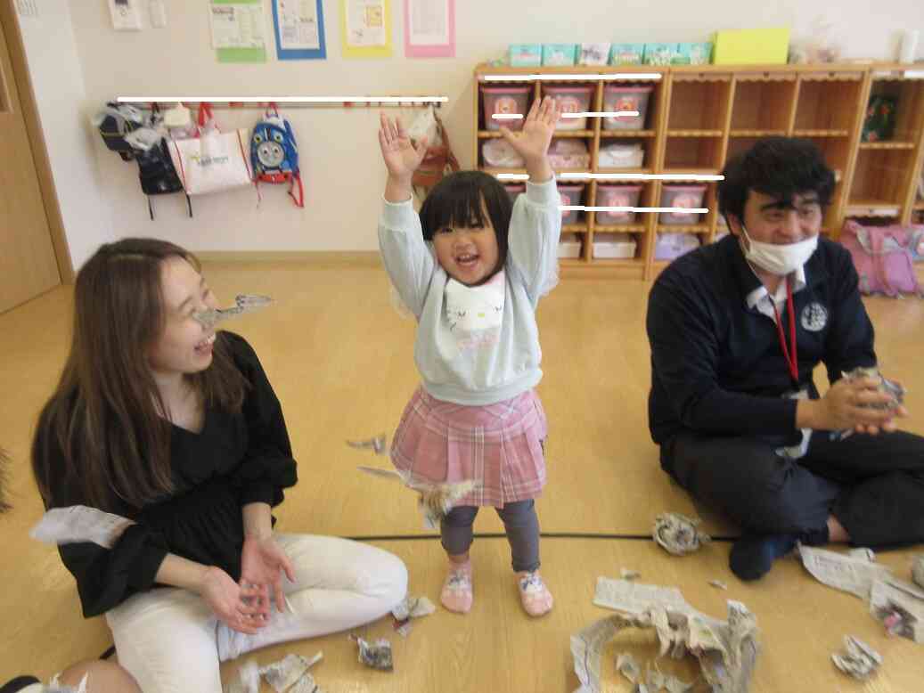 わあ～新聞紙の雨だ～！