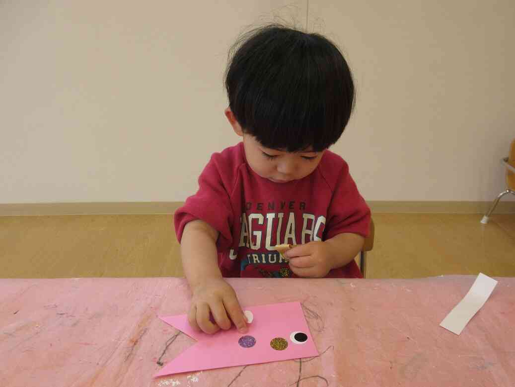 こいのぼりのうろこにはシールを貼りました♪(2歳児・うさぎ組)