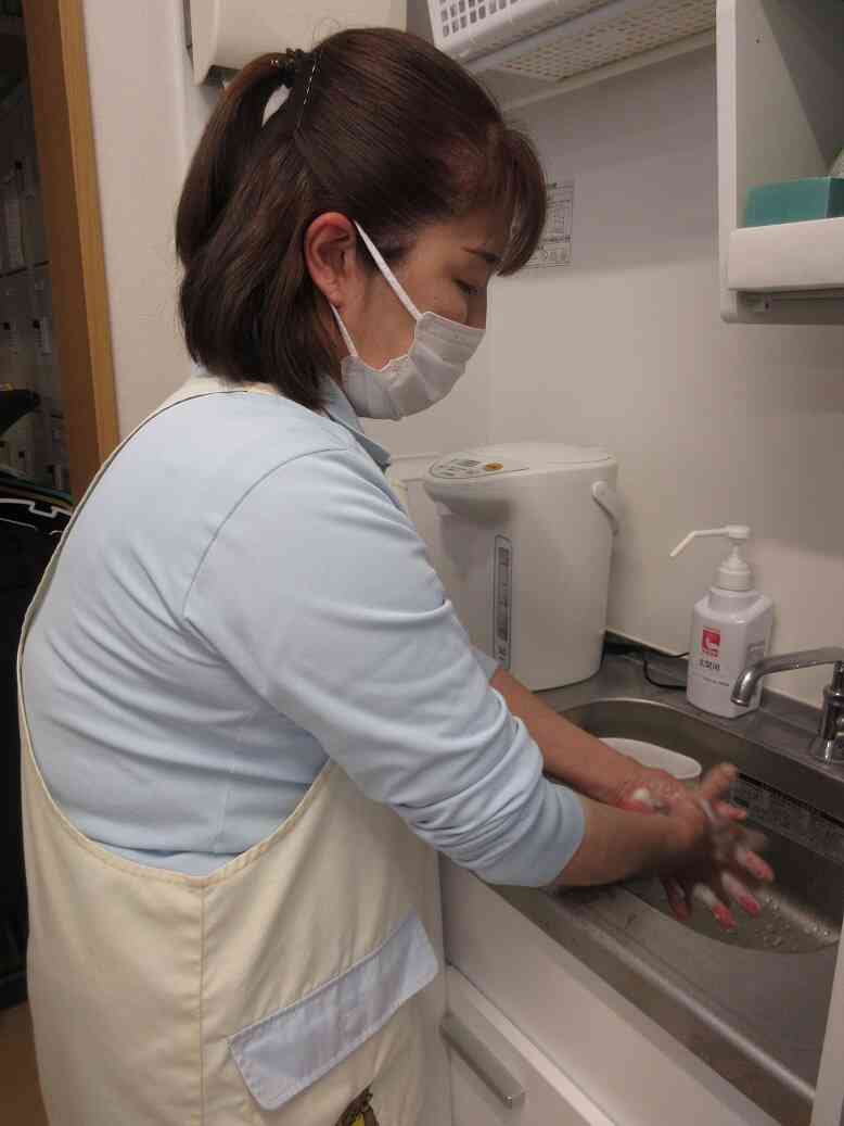 指の間や手首をしっかり洗います。