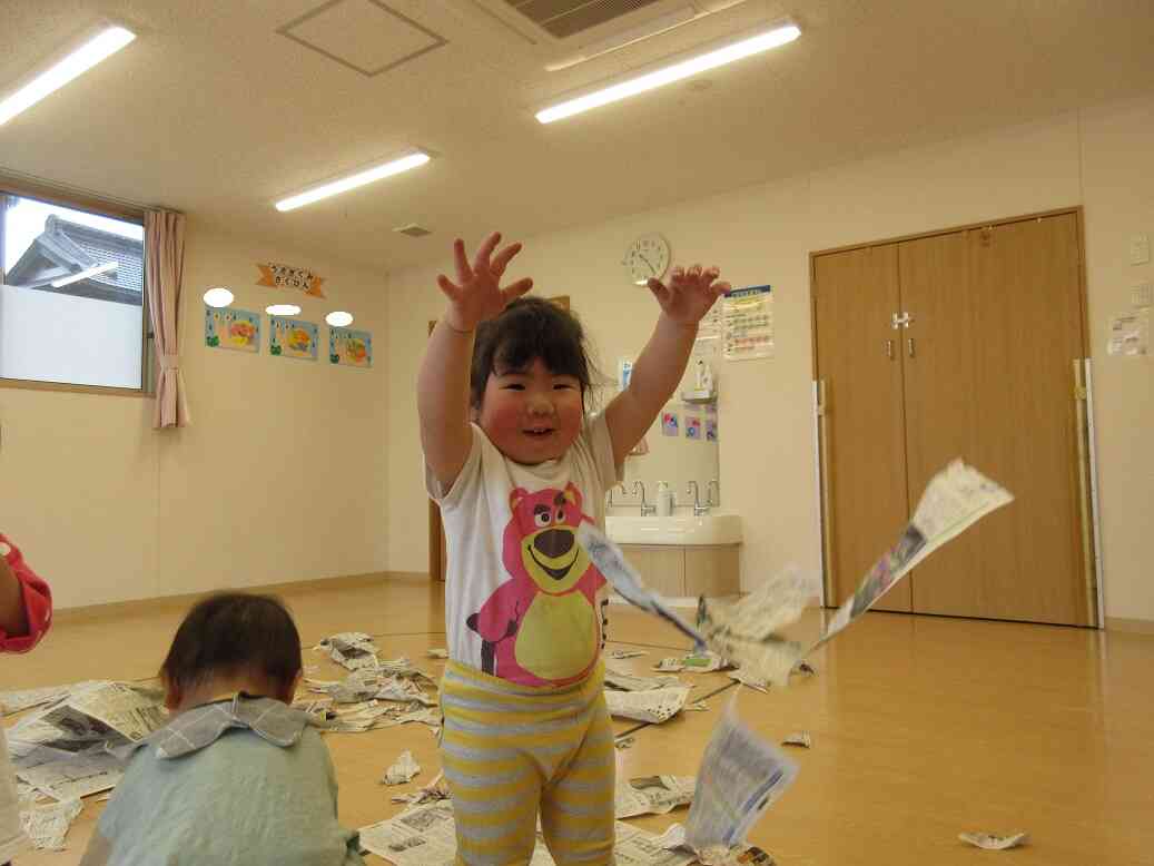 新聞紙の雨だ～！