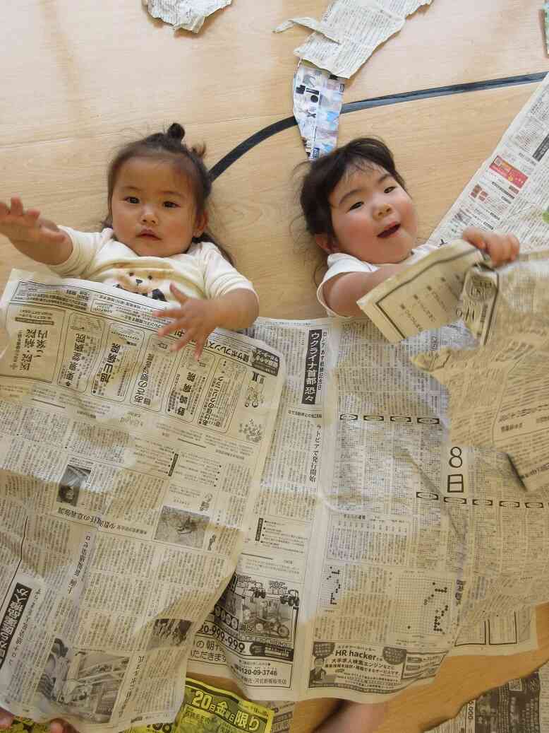新聞紙のお布団、良い気持ち♡