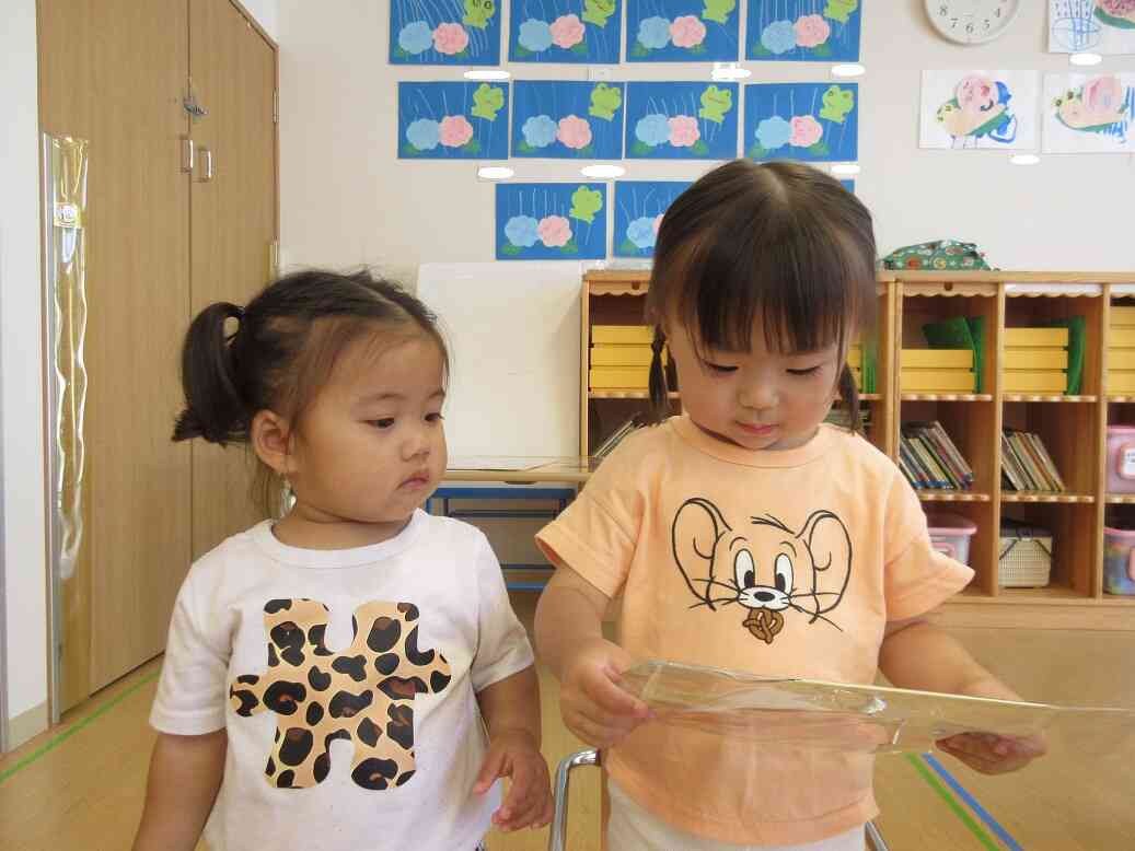 あひる組さん(1歳児)のお友だちです。「ハッピーバースデー」の歌を聞き、嬉しそうに体を揺らしていました♪