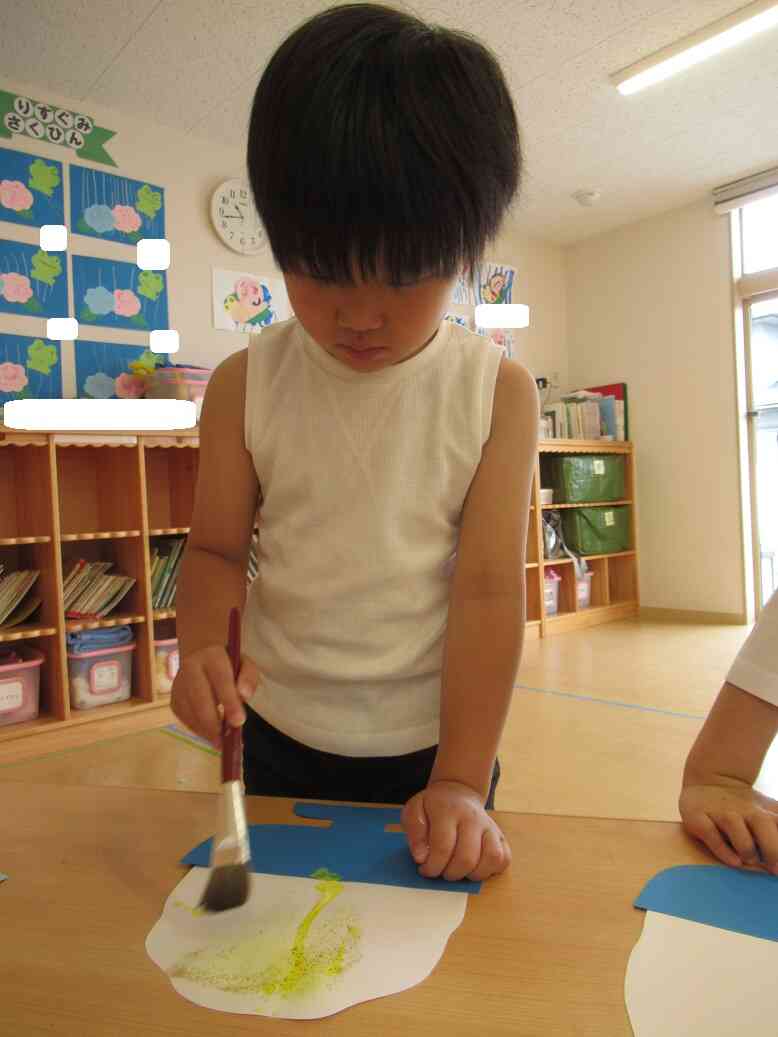 仕上げのシロップをコーティング中♪きりんぐみ（５歳児）