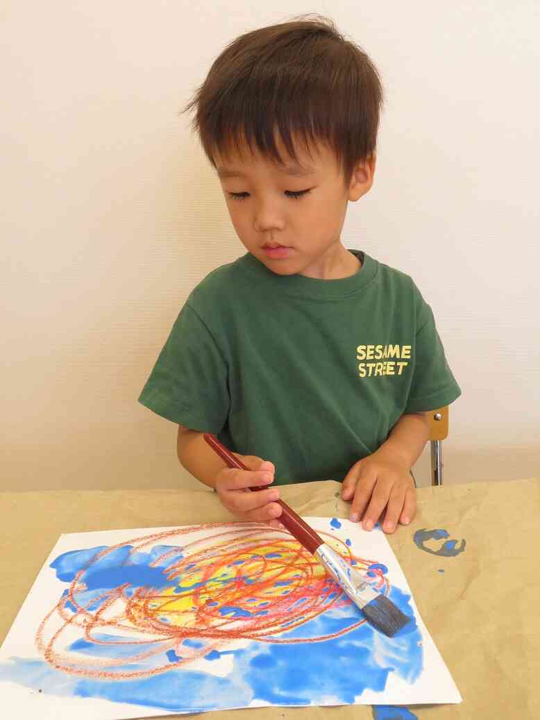りす組（３歳児）はクレヨンと絵の具で♡