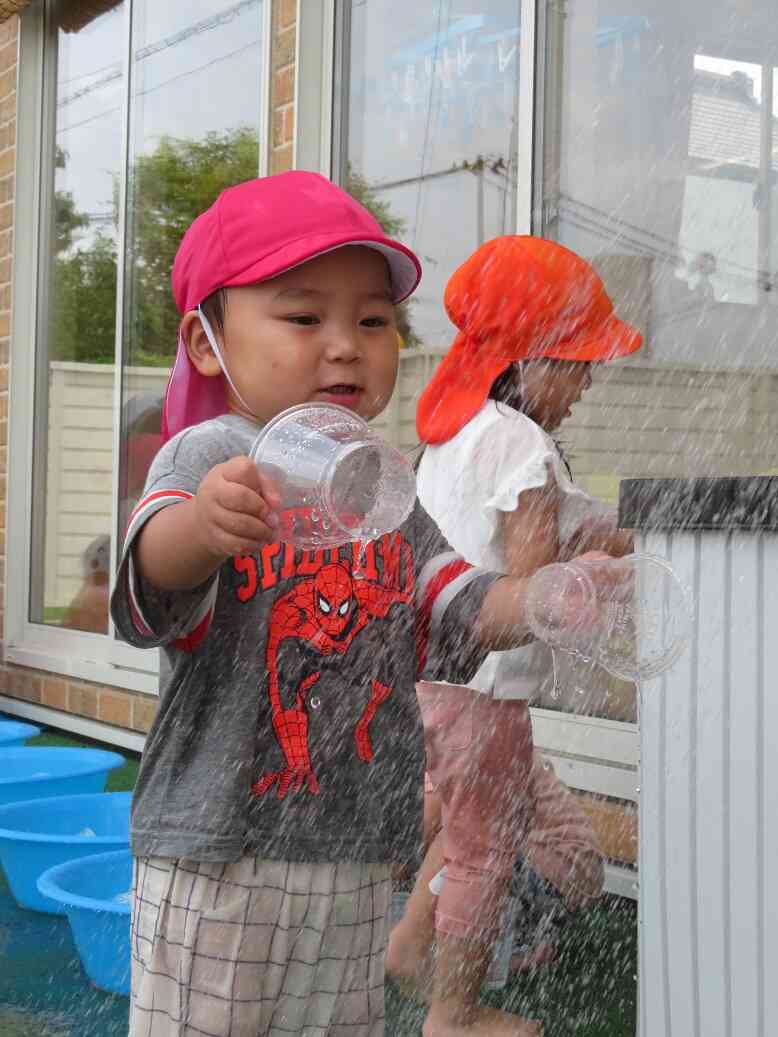 シャワーのお水もへっちゃら☆冷たくてきもちいい～♡