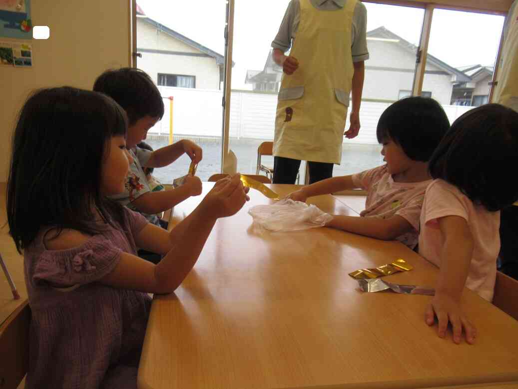 りす組・ぱんだ組（3歳児.4歳児）のお友だちにも手伝ってもらいました♡