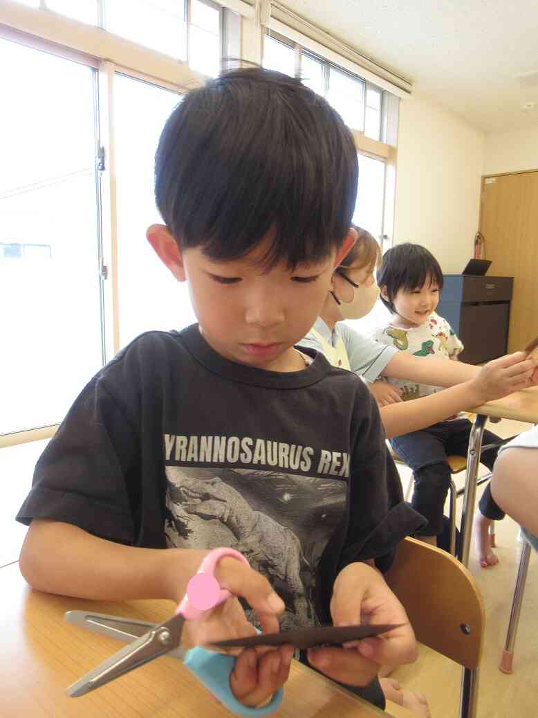 きりん組（5歳児）はハサミで石垣作り♪