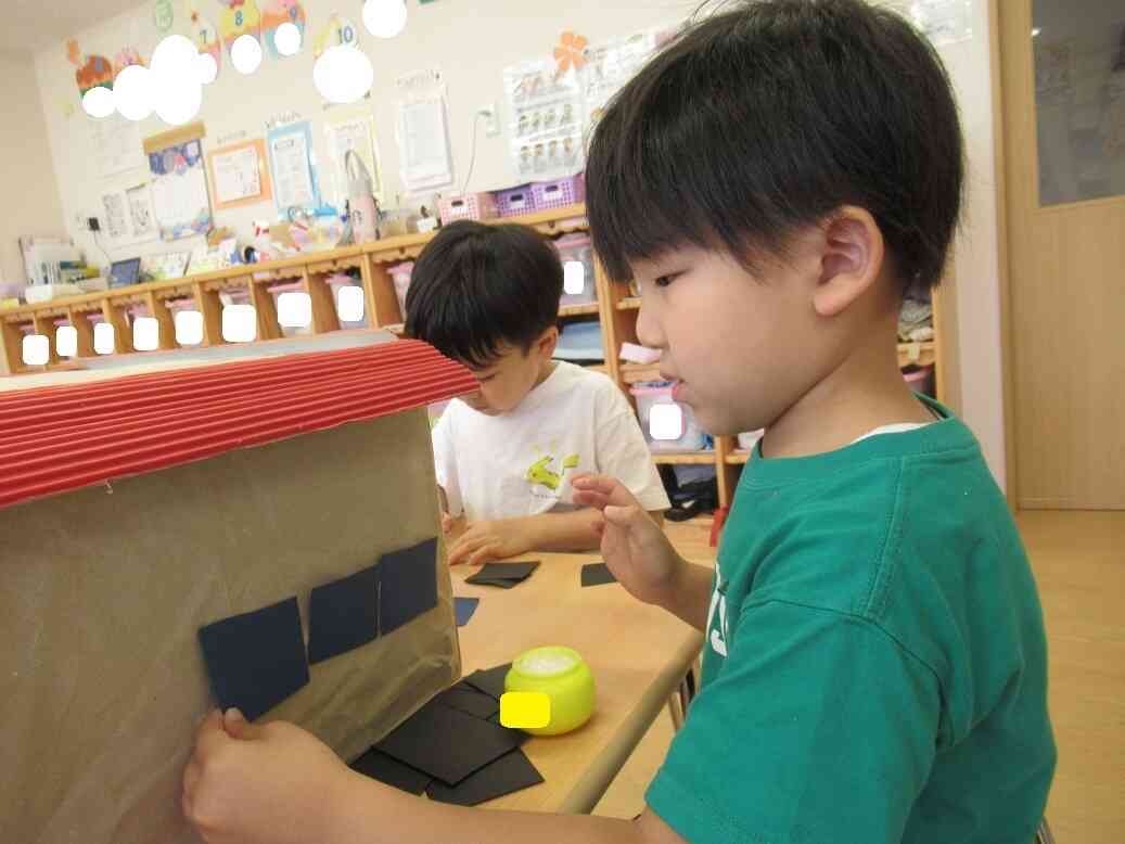 側面（1階部分の予定♪）に切った画用紙を貼り、石垣を表現しました。