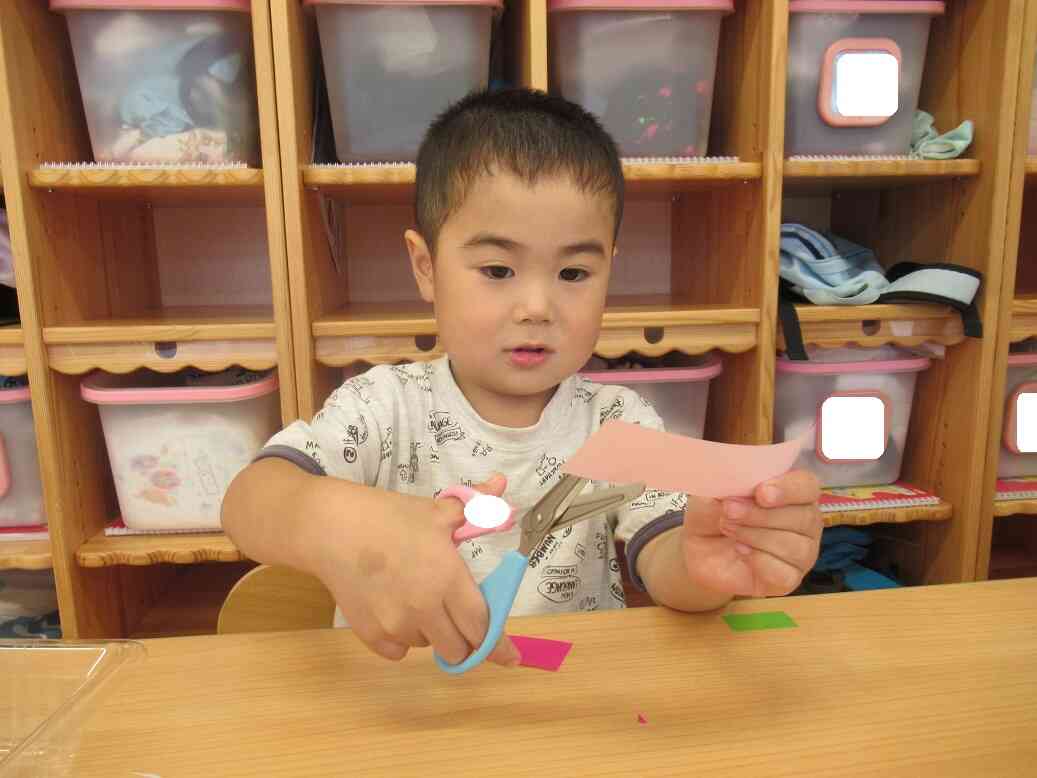 りす組（3歳児）のお友だち、ハサミでチョキチョキ♪