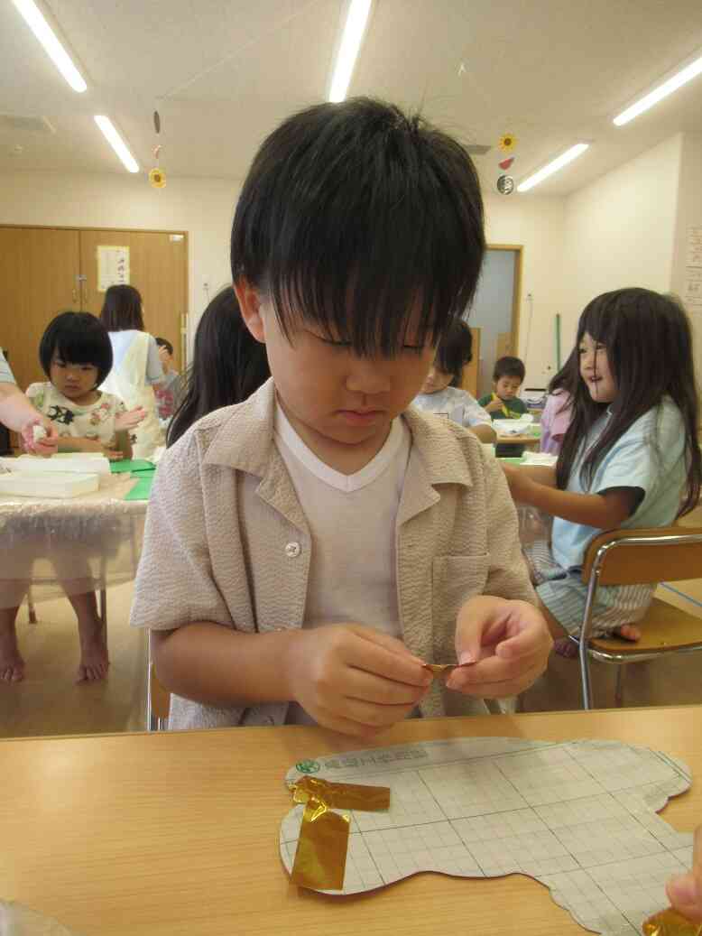 りす組（3歳児）さんがちぎってくれた金の折り紙の仕上げだよ。