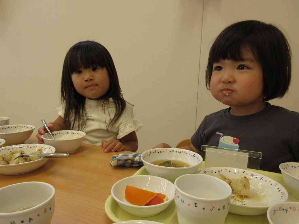 うさぎ組さん(2歳児)です。お友だちと一緒に食べるとおいしいね！
