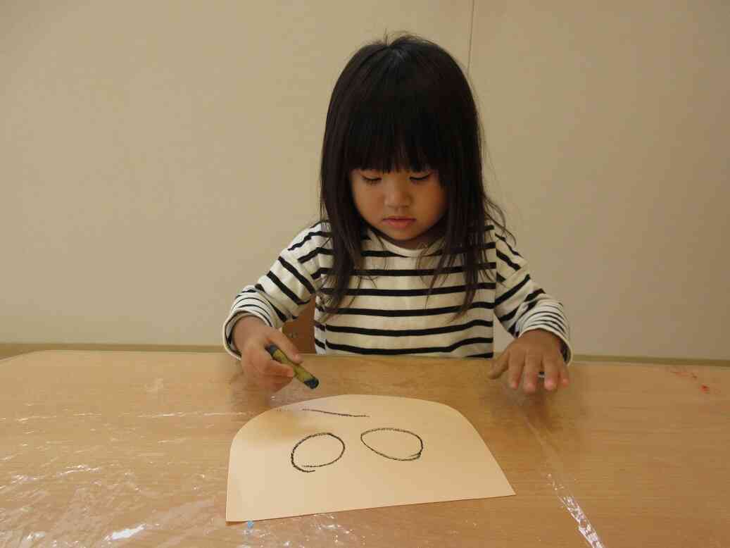 今回の製作で初めてお顔も自分で描いたうさぎ組さんでした！「髪の毛も描きたい！」とやる気満々でしたよ☆