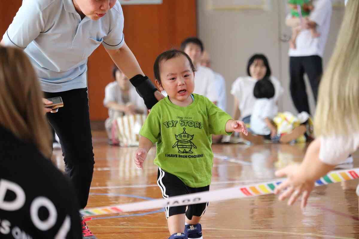 あひる組さん(1歳児)のお友だちです。ゴールで待っているお家の人のところへ、最後まで頑張りました！