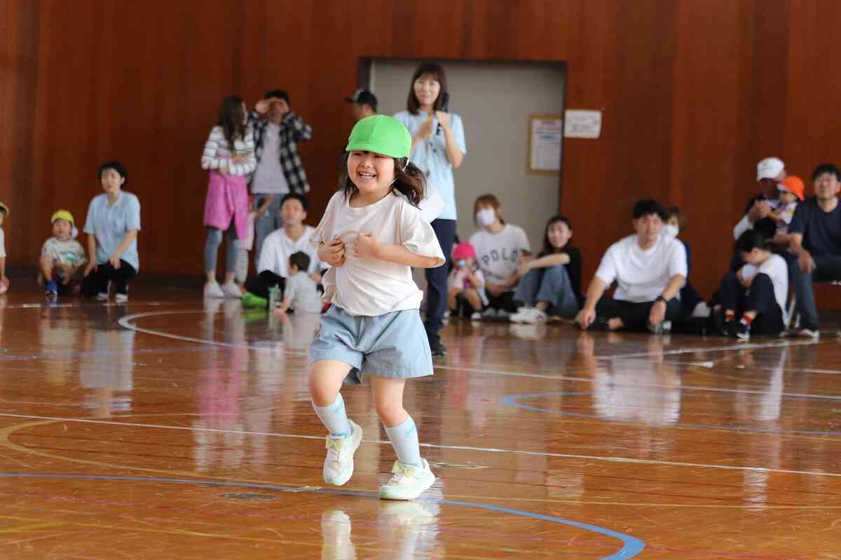 りす組さん(3歳児)も、たくさんのお客さんに見守られながら走りました！