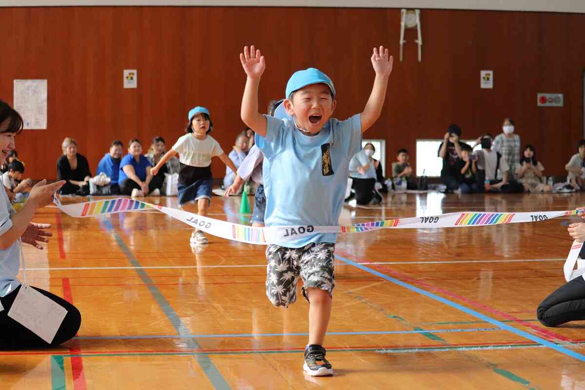 ぱんだ組さん(4歳児)はトラック半周に挑戦！良い笑顔でゴールです！
