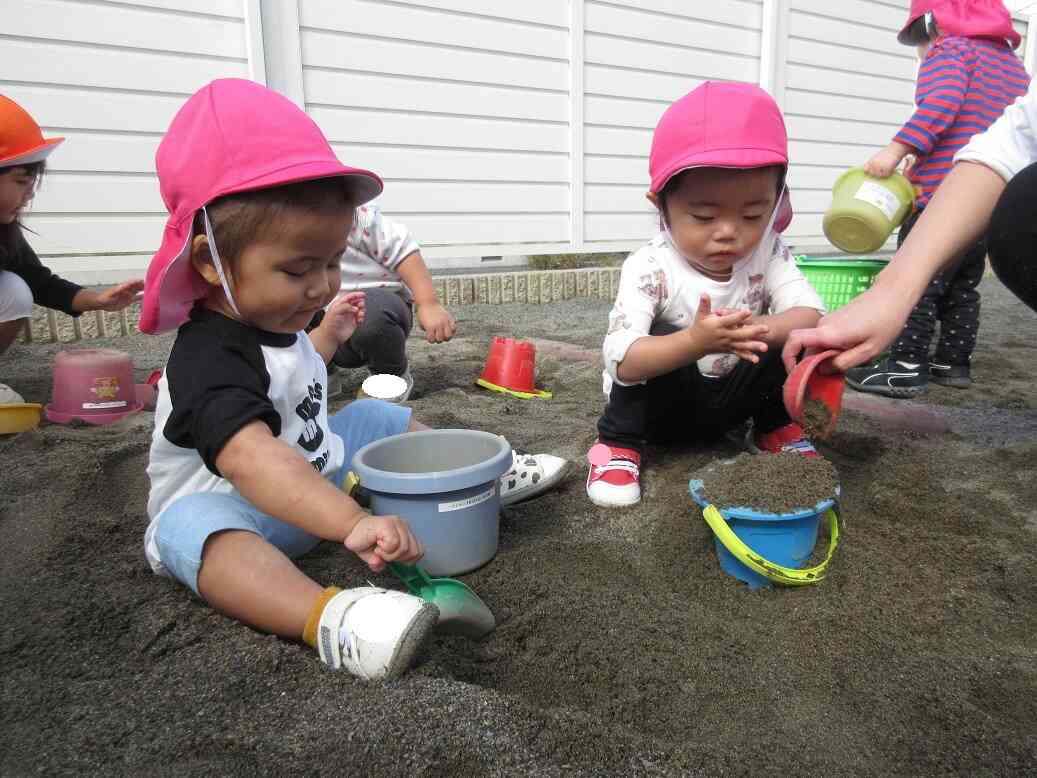 砂場遊び楽しいな♪