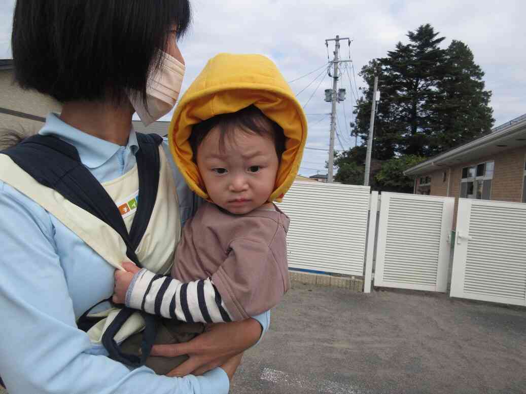 防災頭巾をかぶり、安全に避難できました。(ひよこ組さん・０歳児)