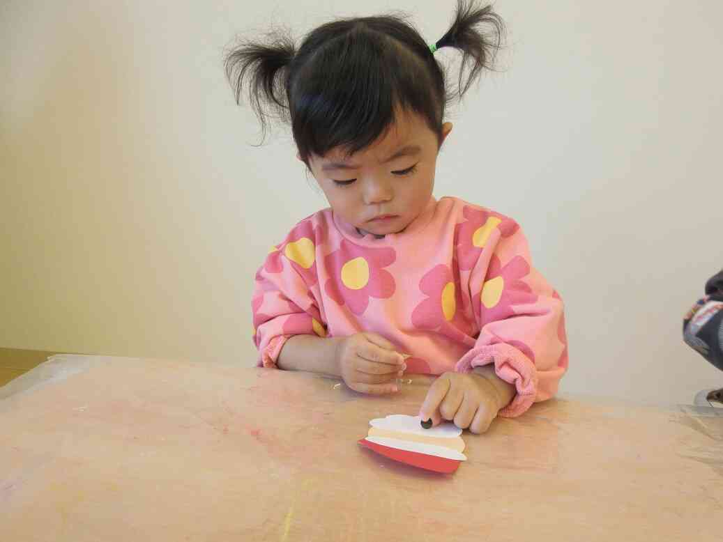 サンタさんのお顔はシールで貼ったよ♪(あひる組さん)