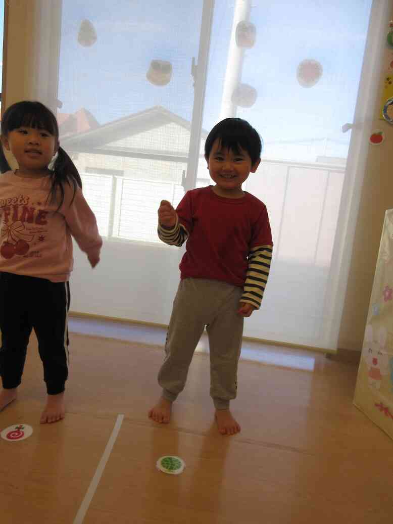 今月の歌は『あわてんぼうのサンタクロース』♪