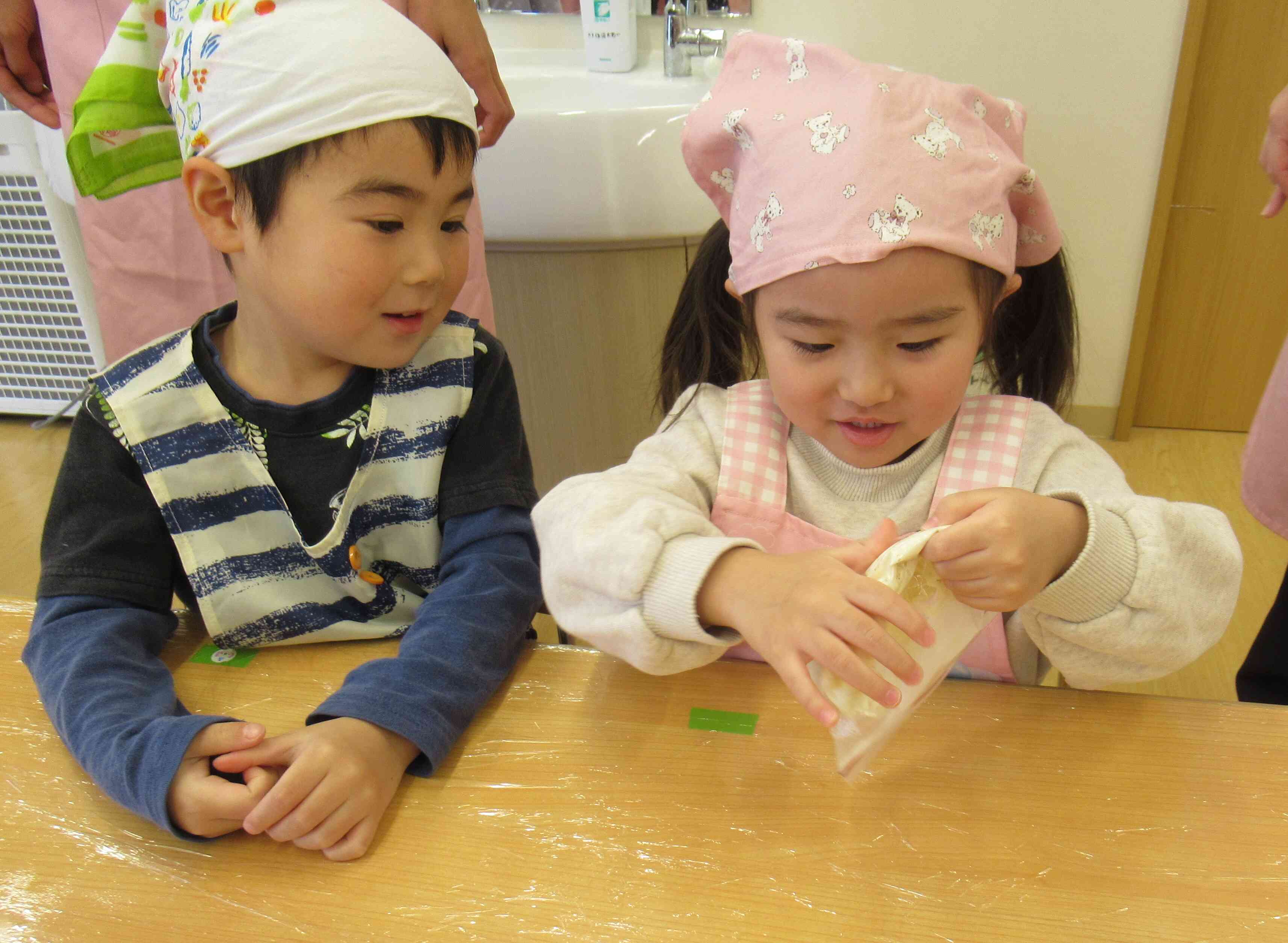 １月食育活動（あずきはっと作り）