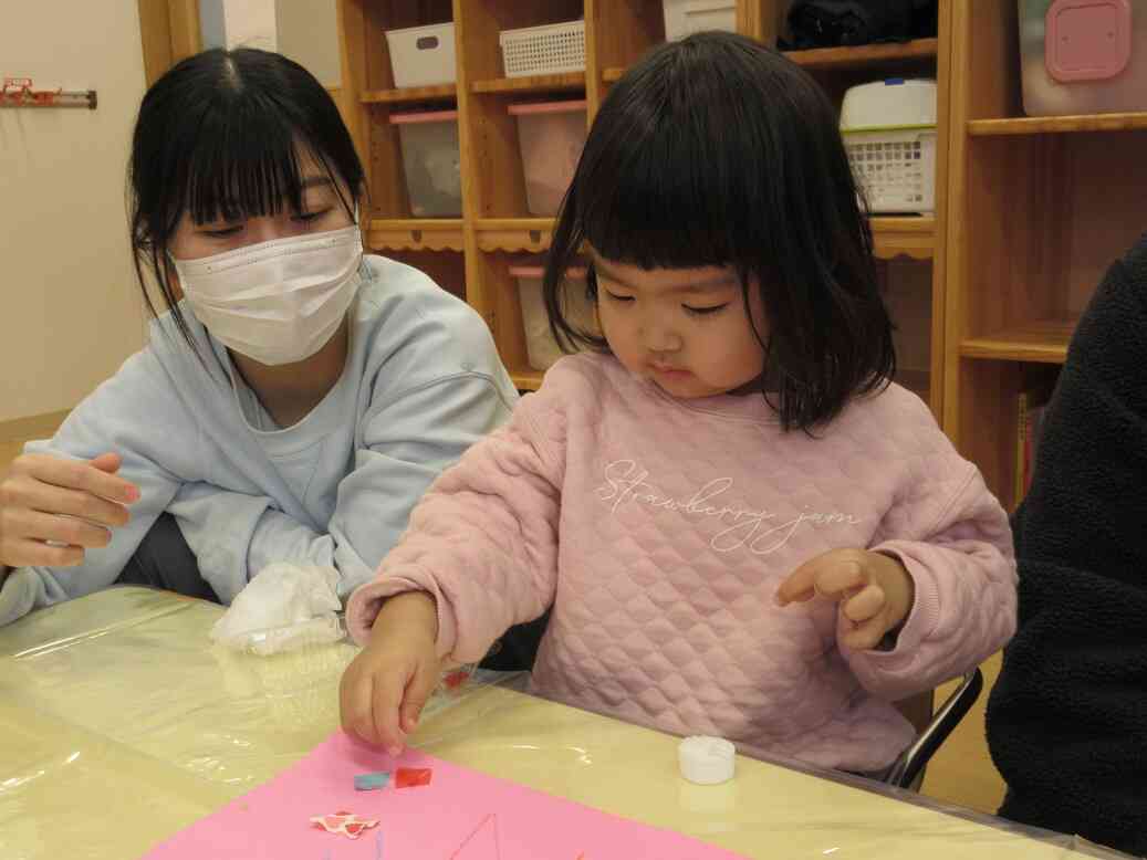 シール貼りに夢中♡