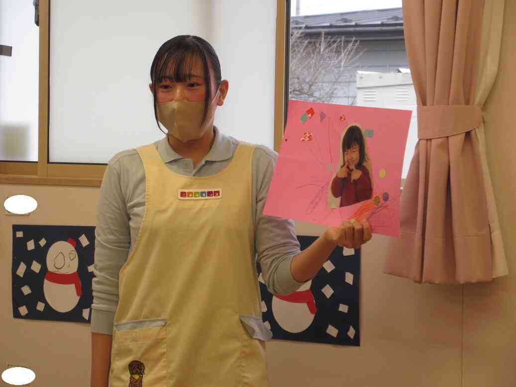 最後に自分の写真を真ん中に貼って完成☆素敵な表紙になったね！