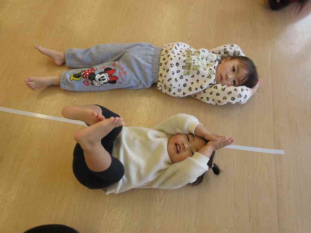 手と足をピタッとくっつけて、どんぐりさんに変身★