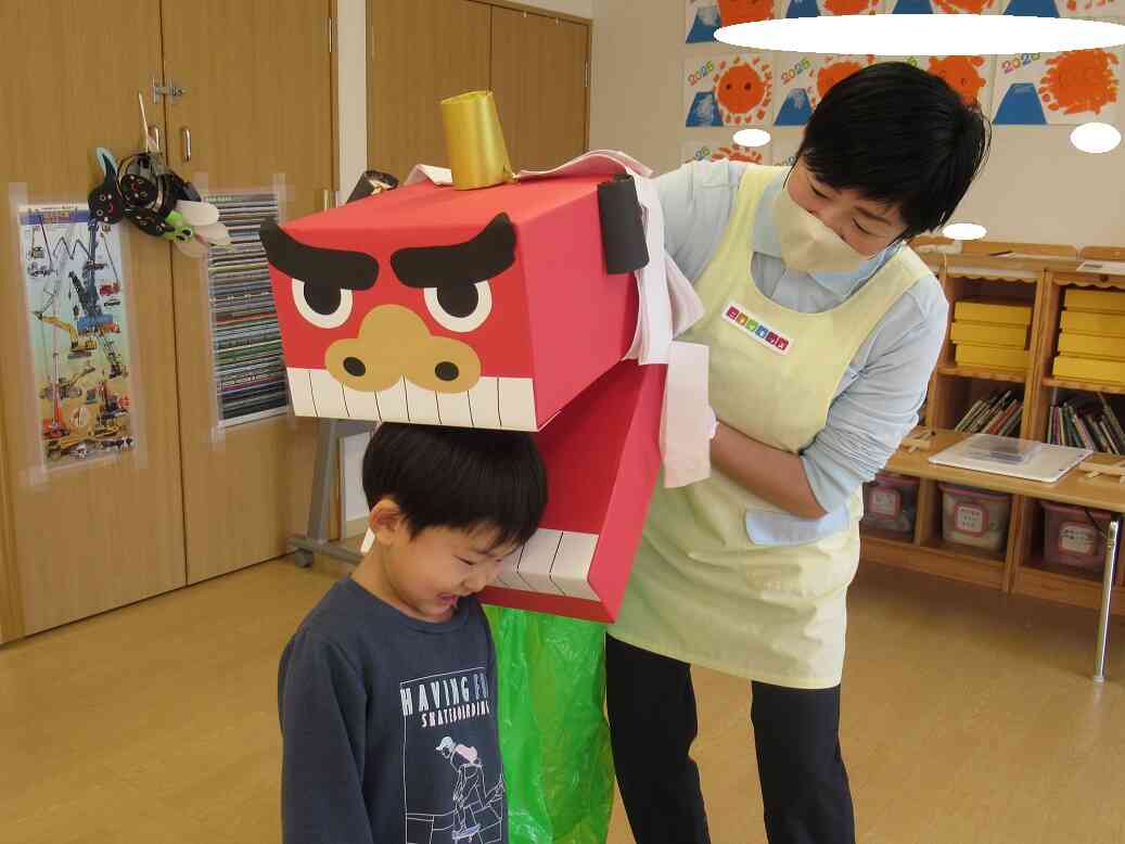 獅子舞も登場！今年は小学生になるきりん組さん(5歳児)。小学校でも頑張れるように、頭をカプリ！
