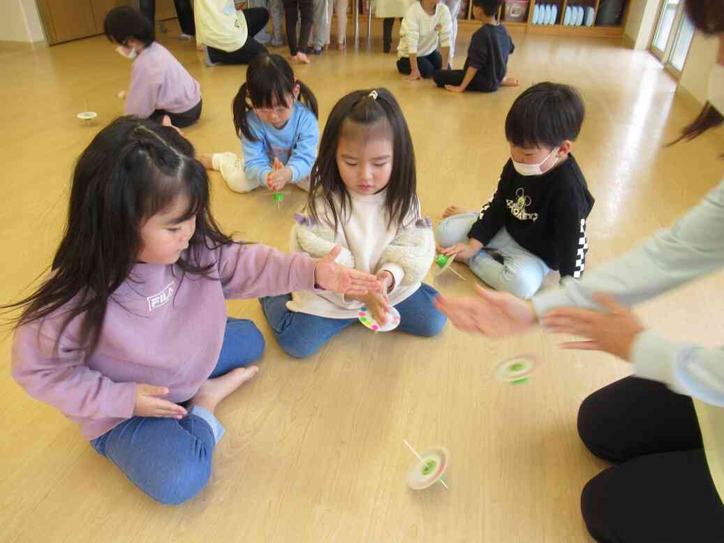 こまを回して遊びましょ～♪