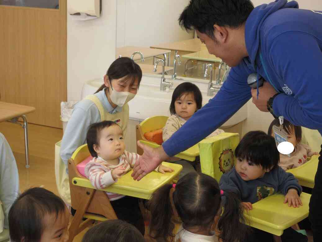 ひよこ組さん(0歳児)も、先生やお友だちと一緒に参加しています♡