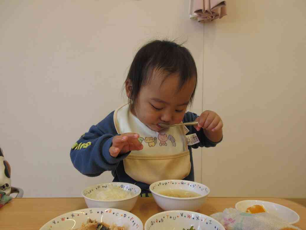 一人で食べようと頑張っています☆(あひる組さん・1歳児)