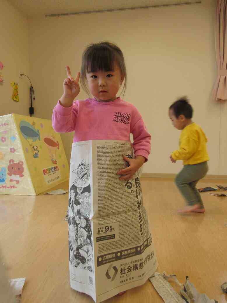 新聞紙遊びをしたよ♪【あひる組・1歳児】