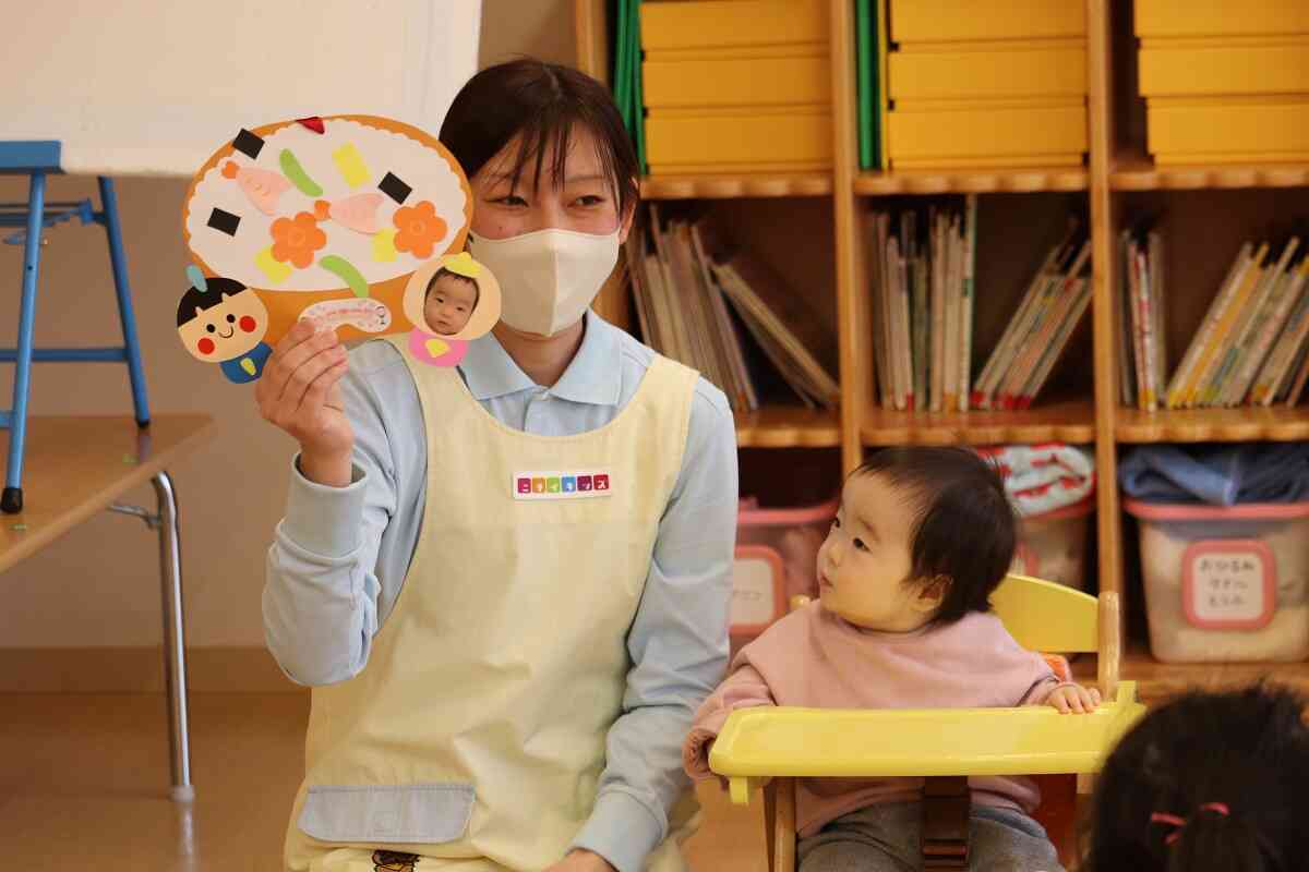 ひよこ組さん(0歳児)は、たくさんご飯を食べて大きくなってほしいという願いを込め、ちらし寿司を作りました☆