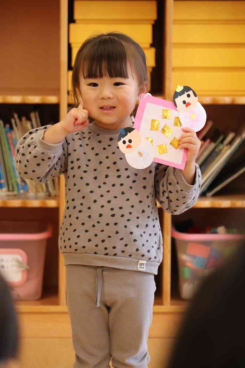 あひる組さん(1歳児)は、金の屏風の折り紙を貼り、おひなさまの着物はプチプチスタンプで作りました！