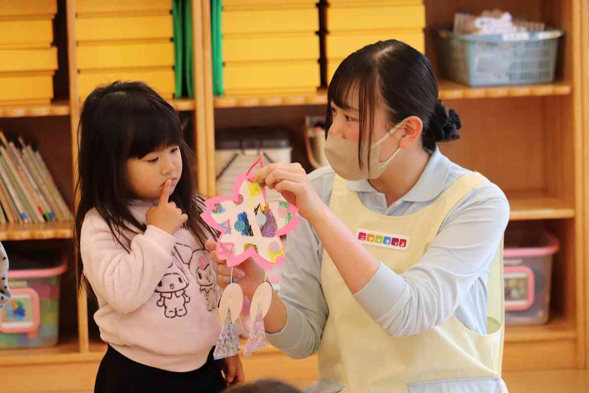 うさぎ組さん(2歳児)は、「かきかきして、シールぺったんした！」と自分の言葉でお話ができました♪