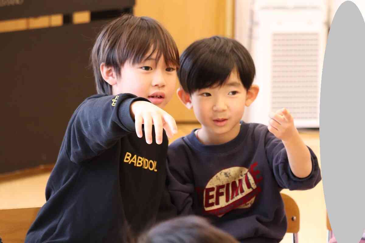 お友だちと相談しながら違うところを探したよ！(5歳児・きりん組さん)