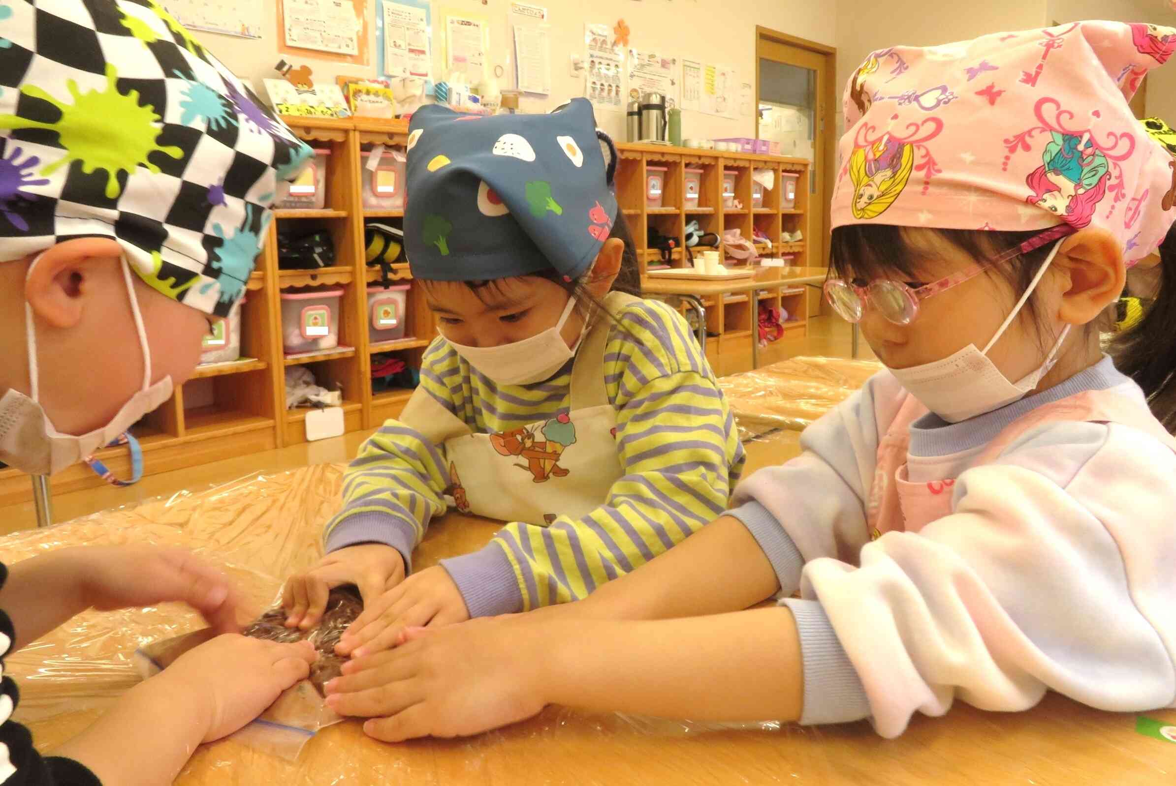 2月の食育活動(バレンタインクッキー作り)