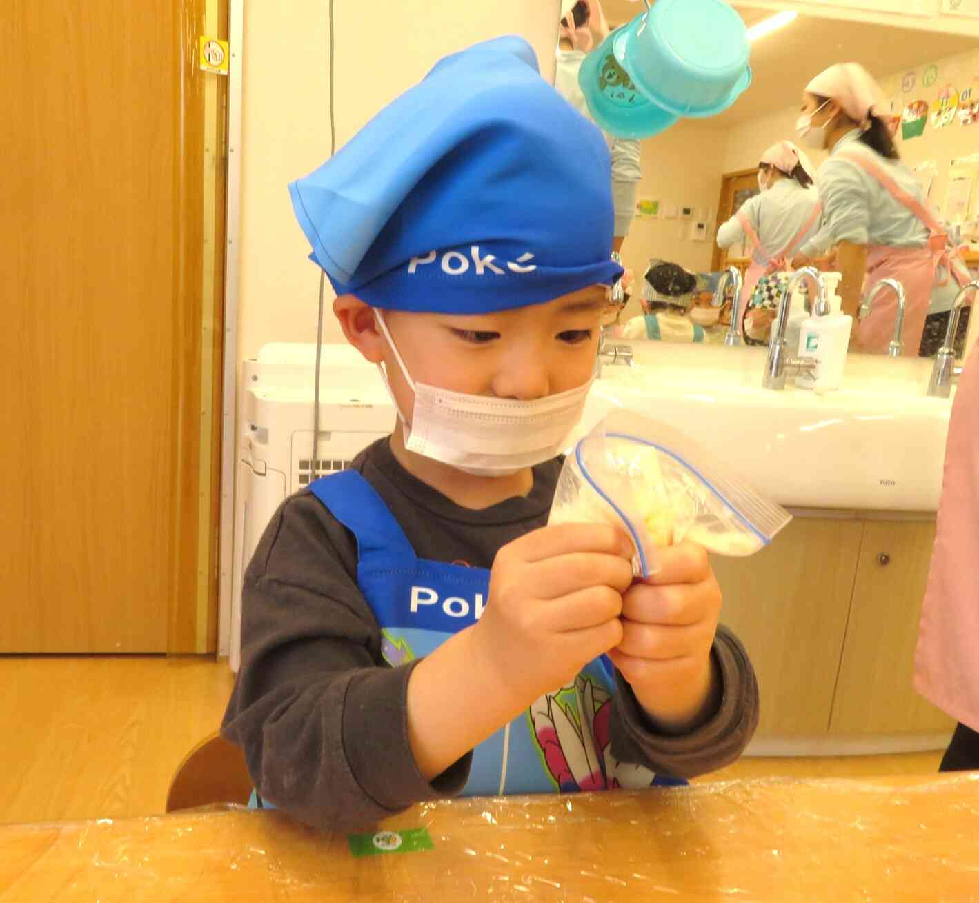 生地をもみもみ