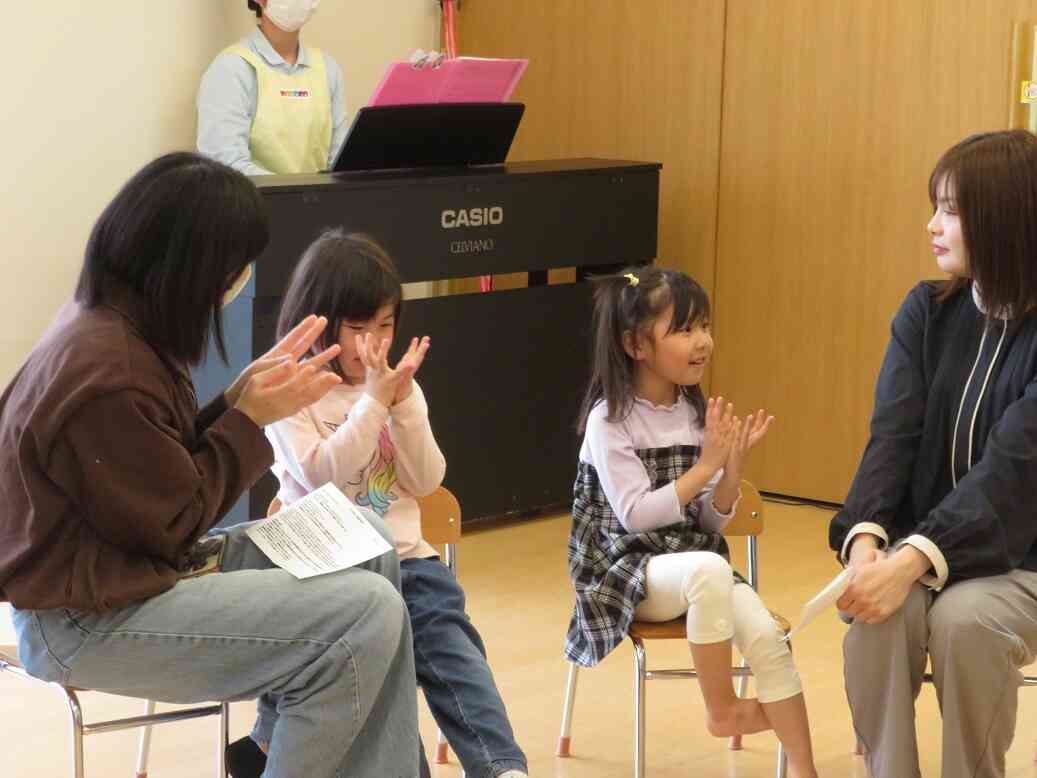 懇談会では季節の歌「チューリップ」「せんせいとおともだち」を歌い、お家の方に聞いてもらいました♡