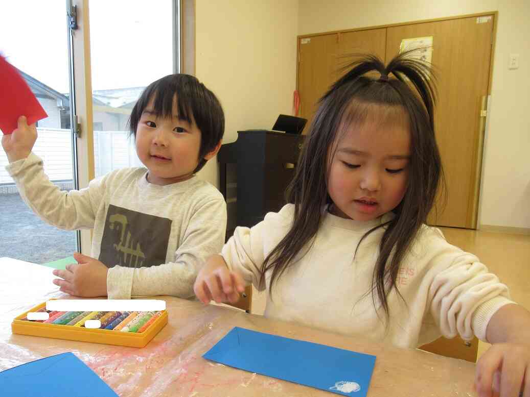 こいのぼり製作の様子から③：ぱんだ組（４歳児）