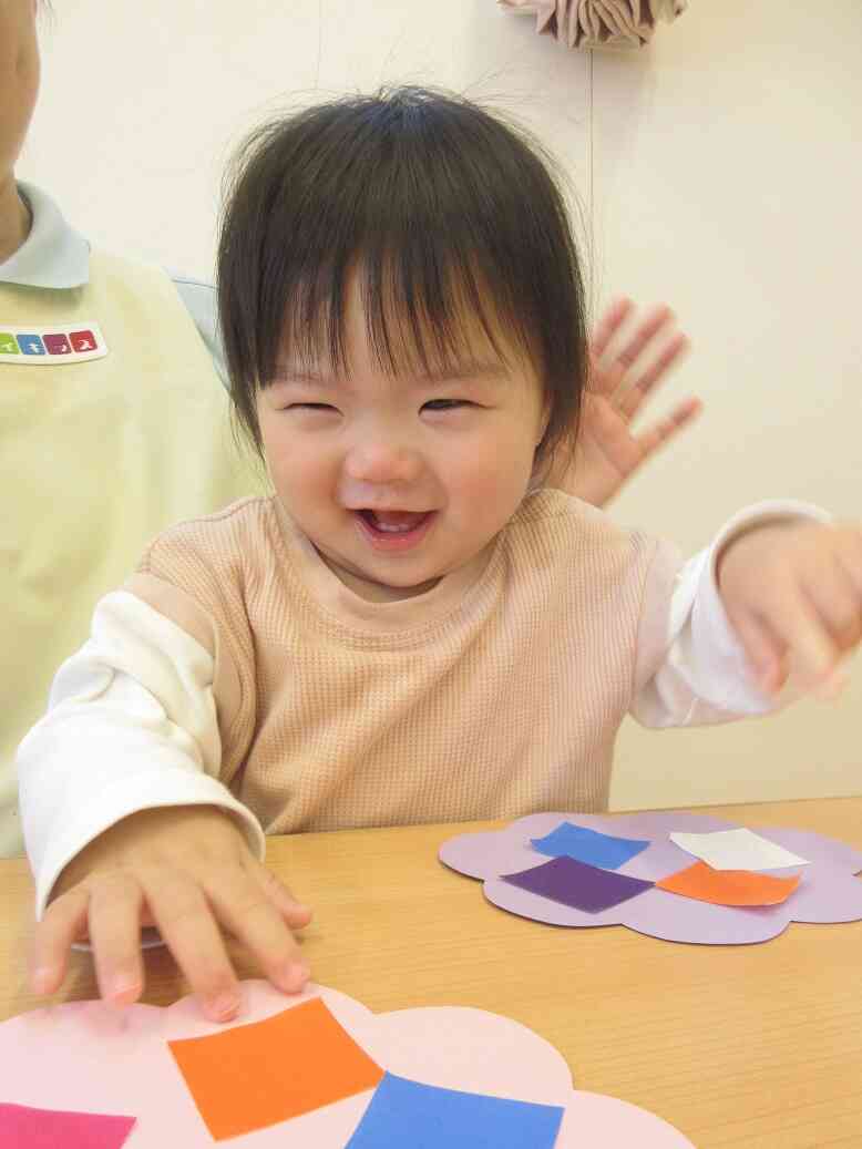 製作の様子【１歳児　あひる組】
