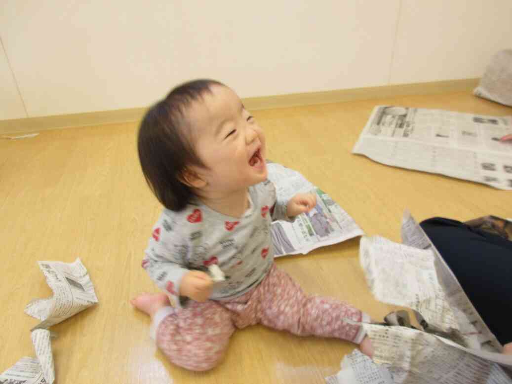 新聞紙遊び【あひる組・うさぎ組】