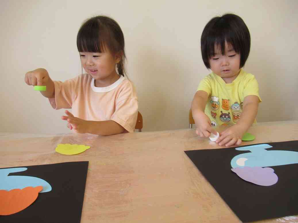 製作の様子【２歳児：うさぎ組】