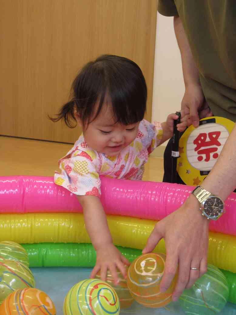 夏祭りの様子【水ヨーヨーコーナー】