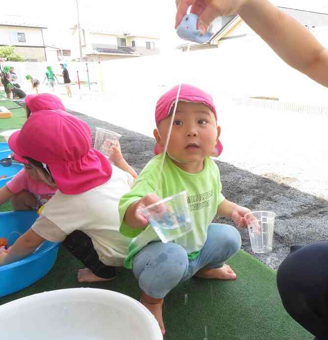 水遊びの様子【０・１・２歳児】