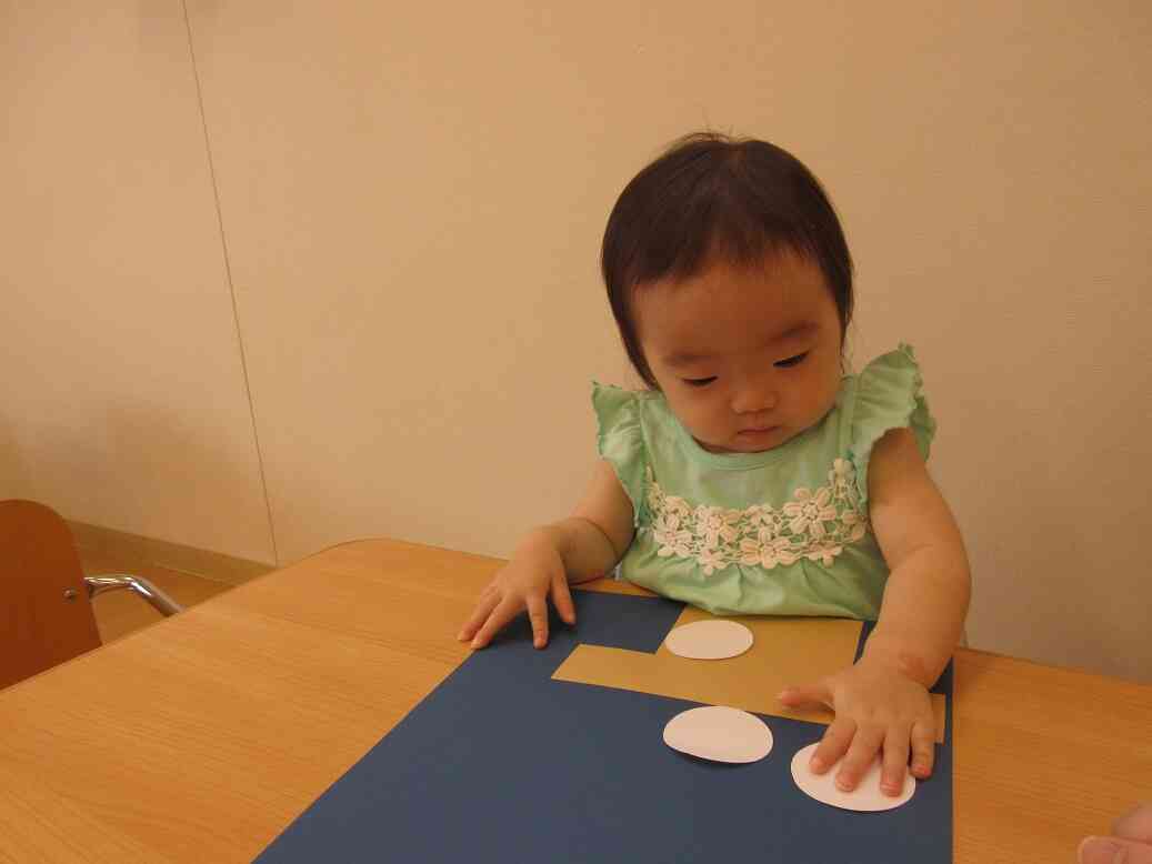 製作の様子【１歳児：あひる組】