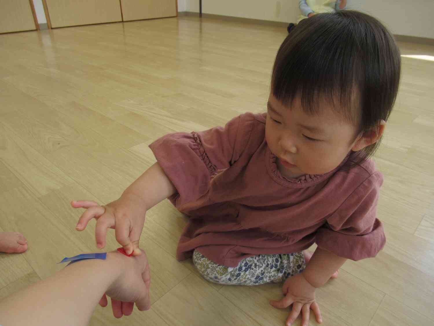 先生の手にもペタッ！
