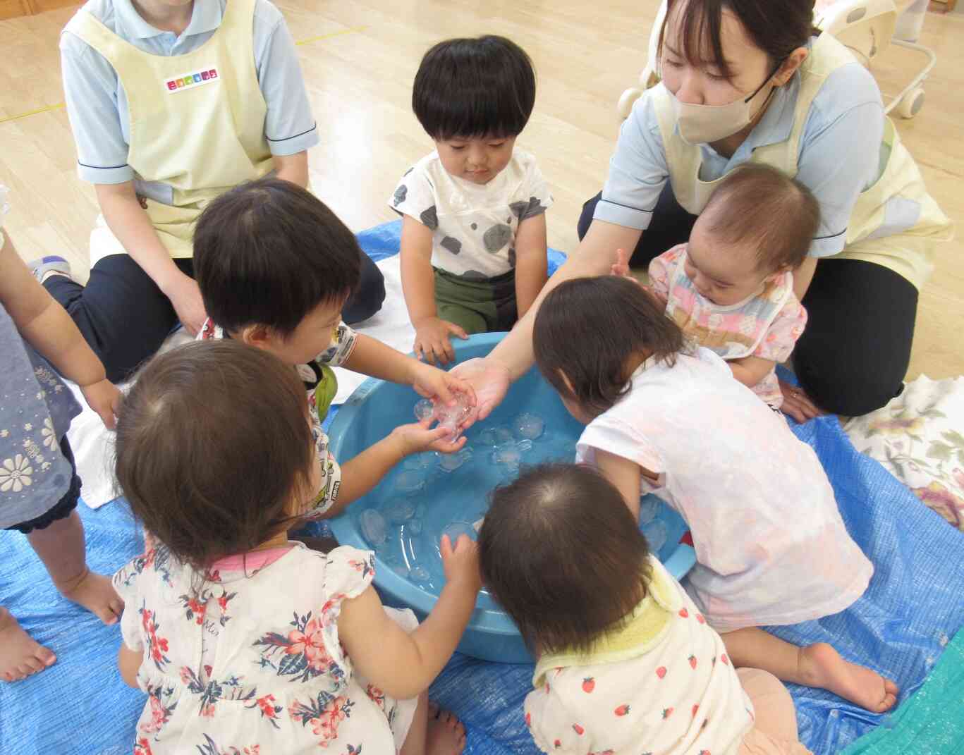 夏ならではの遊び　☆氷遊び☆